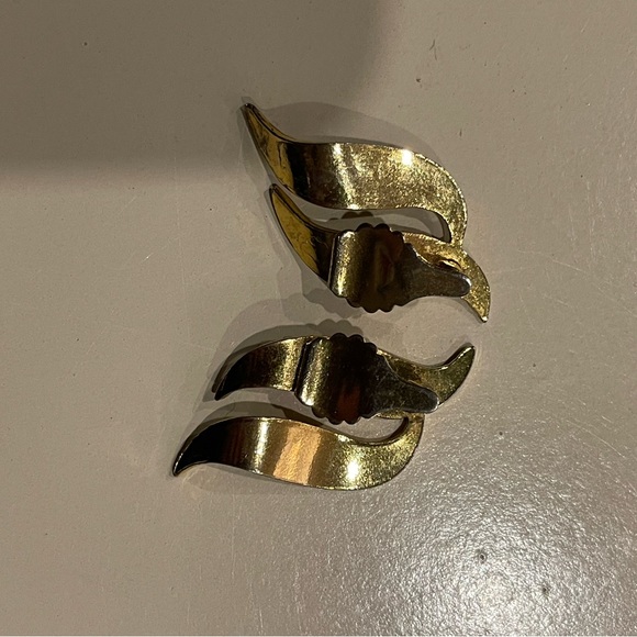 Art Deco styling, gold,silver,black, vintage clip on swirl earrings. - Picture 5 of 5